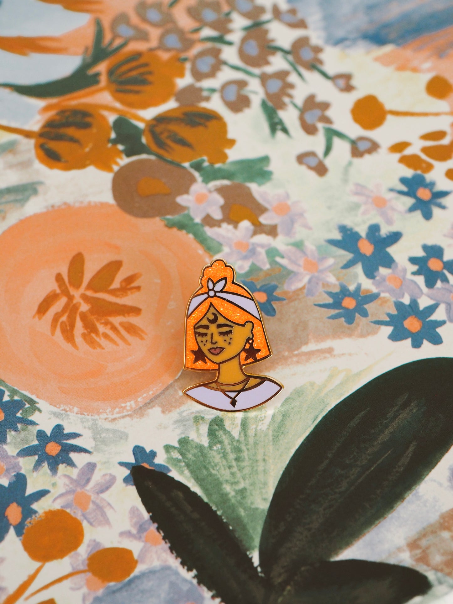 Pin's émaillé "Madame Irma" • orange glitter