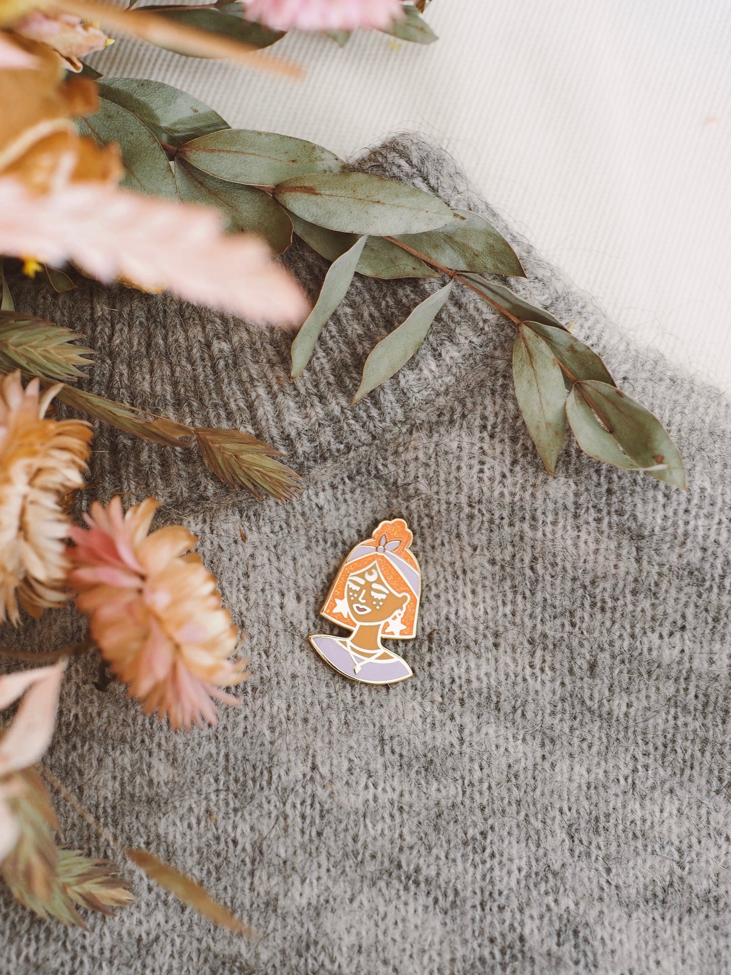 Pin's émaillé "Madame Irma" • orange glitter