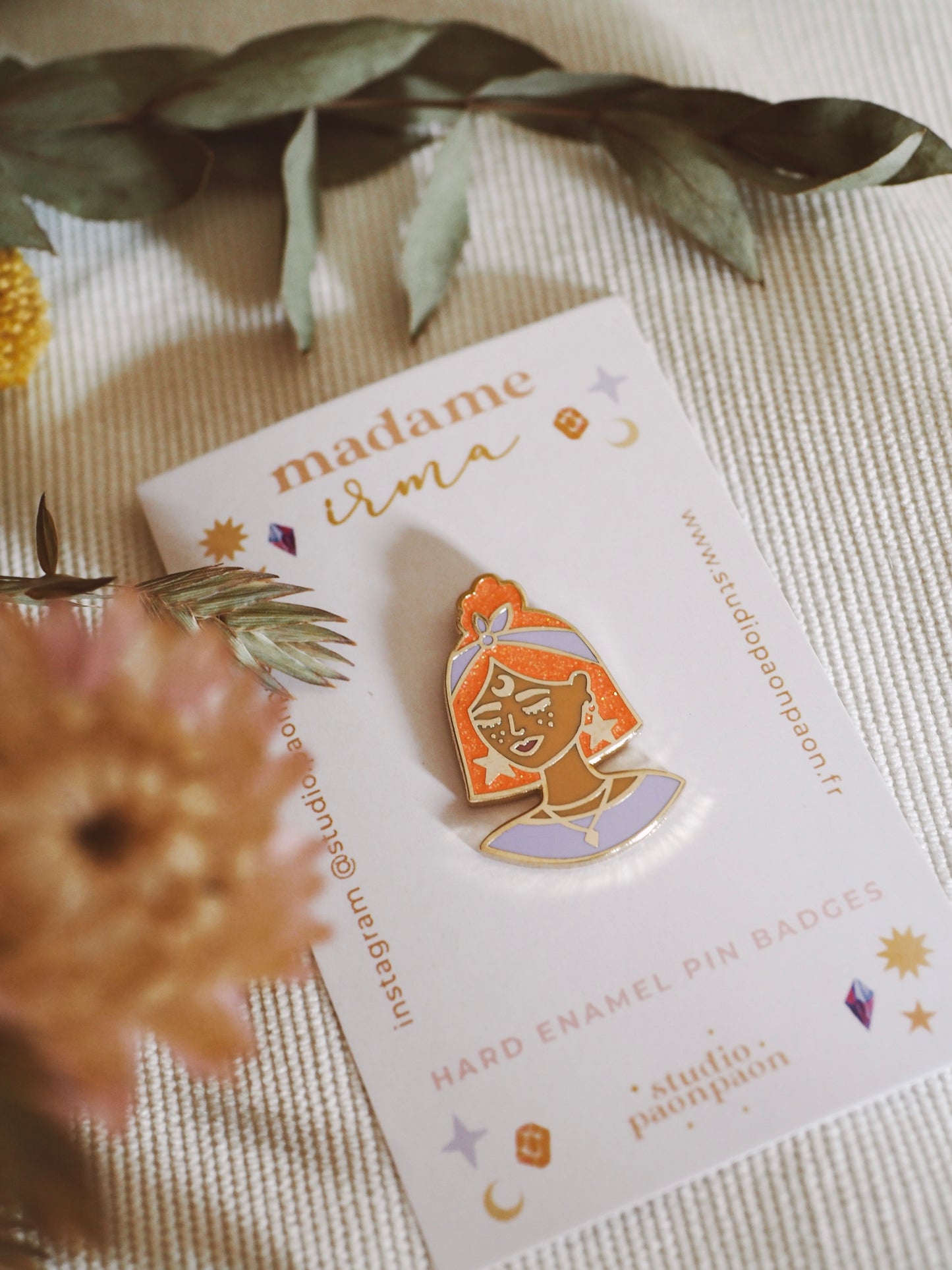Pin's émaillé "Madame Irma" • orange glitter