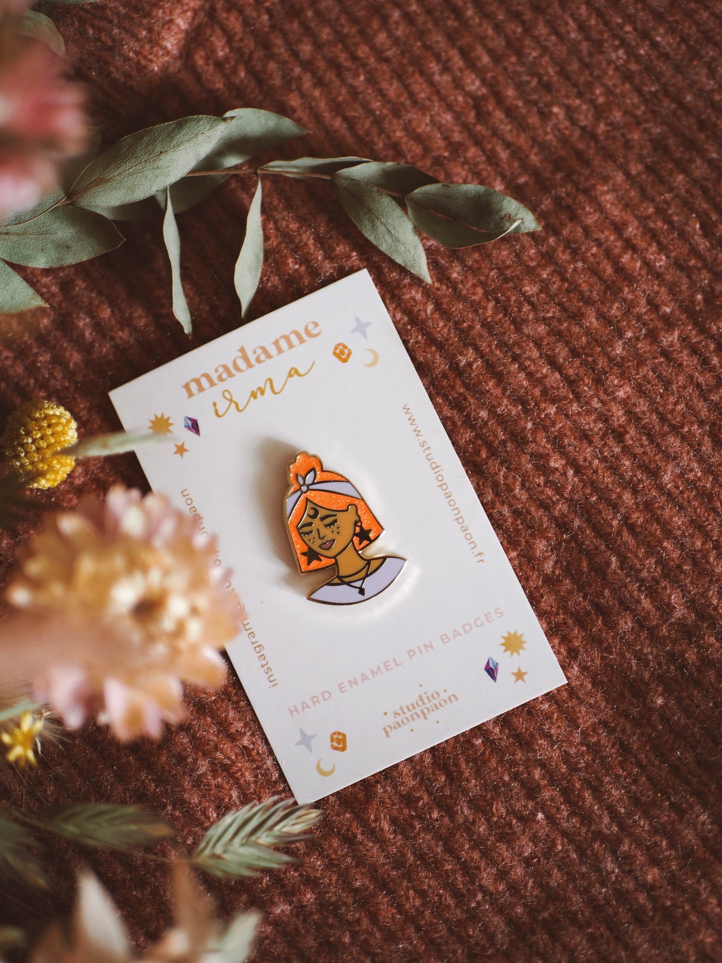 Pin's émaillé "Madame Irma" • orange glitter