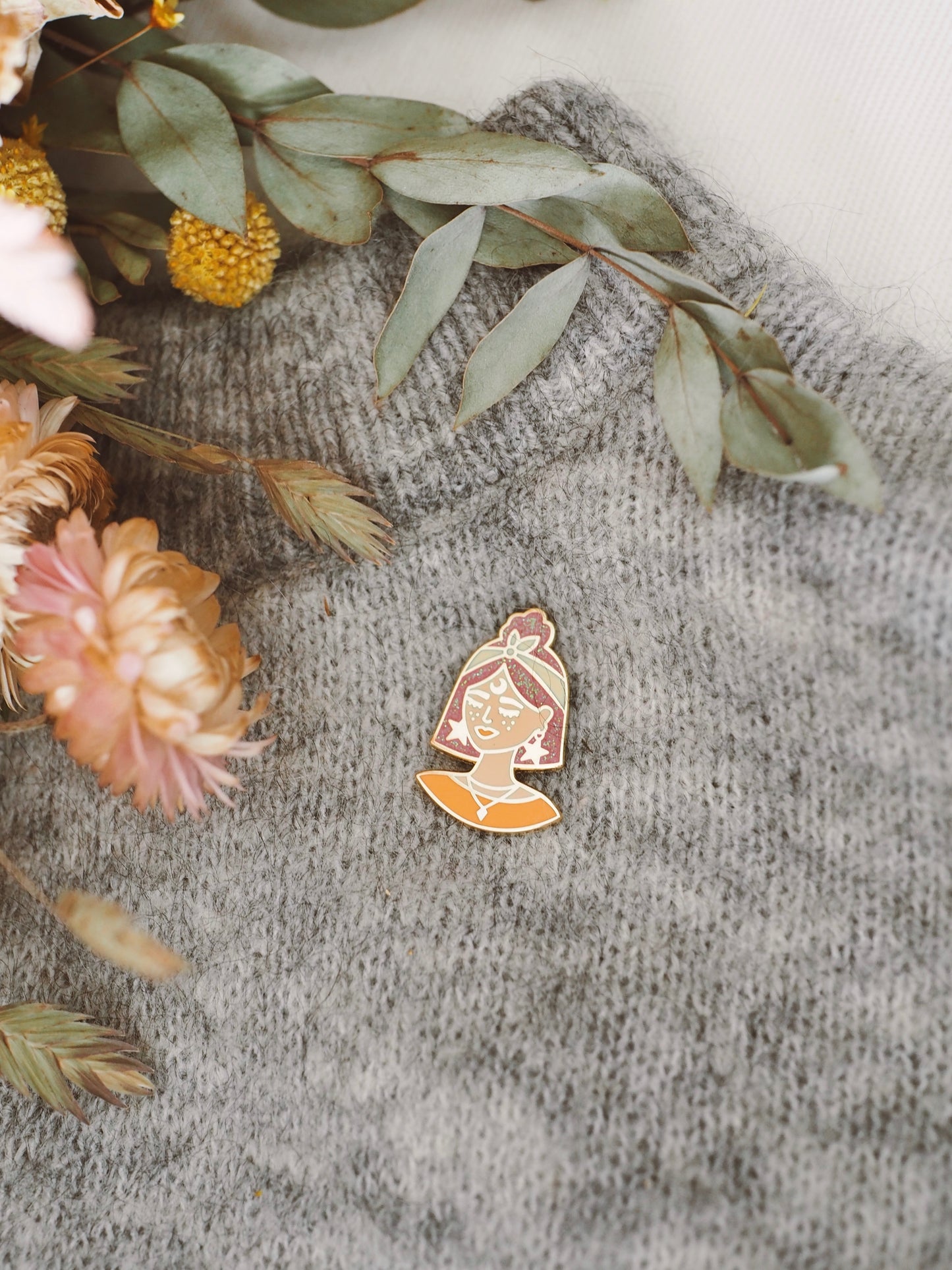Pin's émaillé "Madame Irma" • lilas glitter