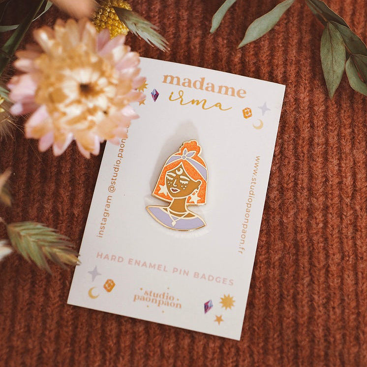 Pin's émaillé "Madame Irma" • orange glitter